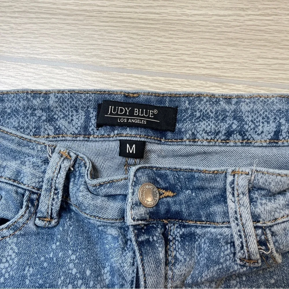 Judy Blue Mid Rise Snake Print Light Wash Blue Denim Jean Shorts Raw Hem Size M